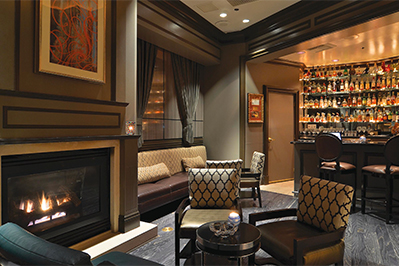 Ein Besprechungszimmer mit Bar und Kamin